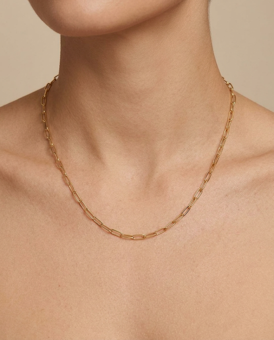 Paperclip Chain in Yellow Gold on model