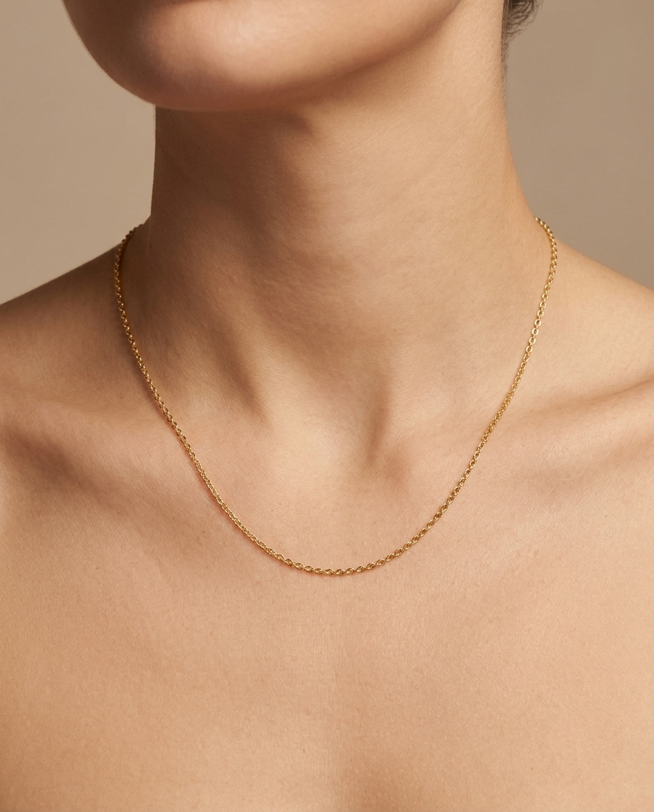 14KT Gold Round Link Chain Necklace on model